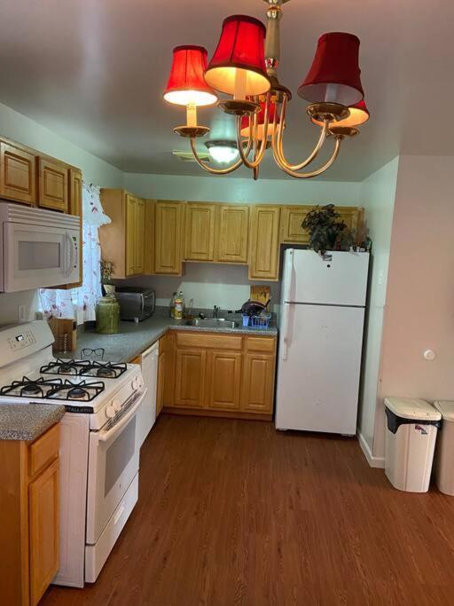 Large 3-Bedrooms/2-Bath Apt, One Block To Train Nowy Jork Zewnętrze zdjęcie