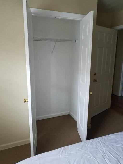 Large 3-Bedrooms/2-Bath Apt, One Block To Train Nowy Jork Zewnętrze zdjęcie