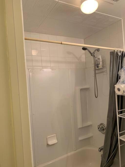 Large 3-Bedrooms/2-Bath Apt, One Block To Train Nowy Jork Zewnętrze zdjęcie
