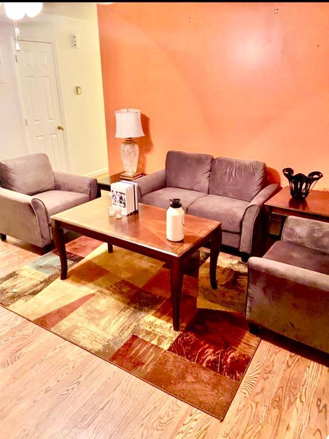 Large 3-Bedrooms/2-Bath Apt, One Block To Train Nowy Jork Zewnętrze zdjęcie